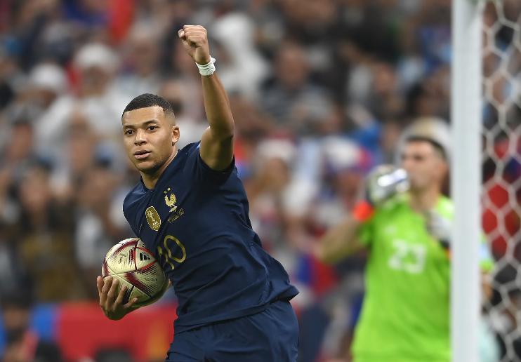 The player wearing the blue shirt of the Western national team is Mbappe, who has scored against the Argentina national team.